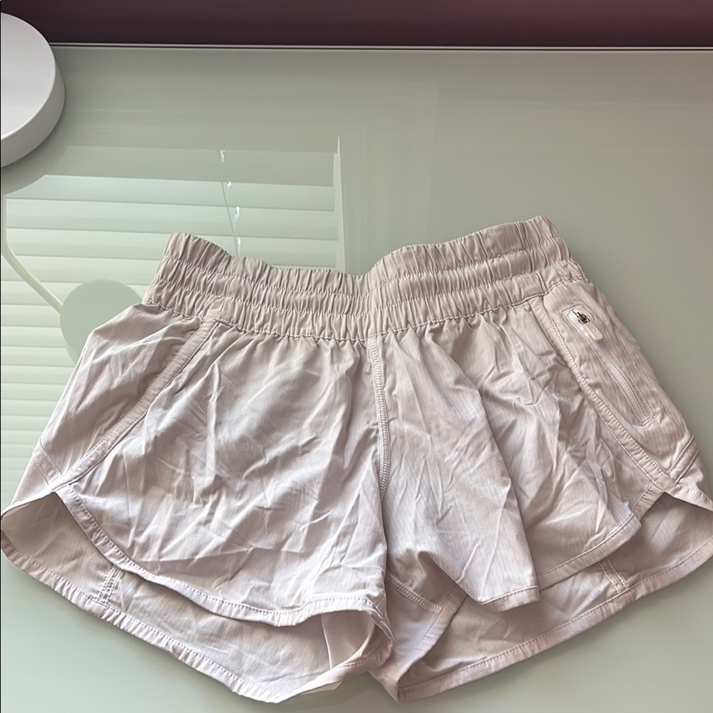 Lululemon Tracker Short III
White Size 6